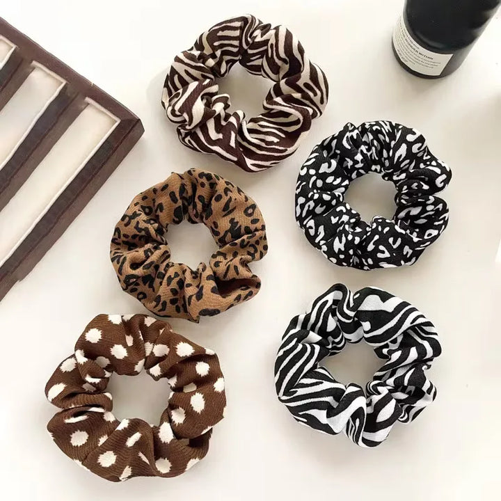 Dames scrunchie set (5 stuks) met trendy dierenprints voor fashionable haarstijlen.