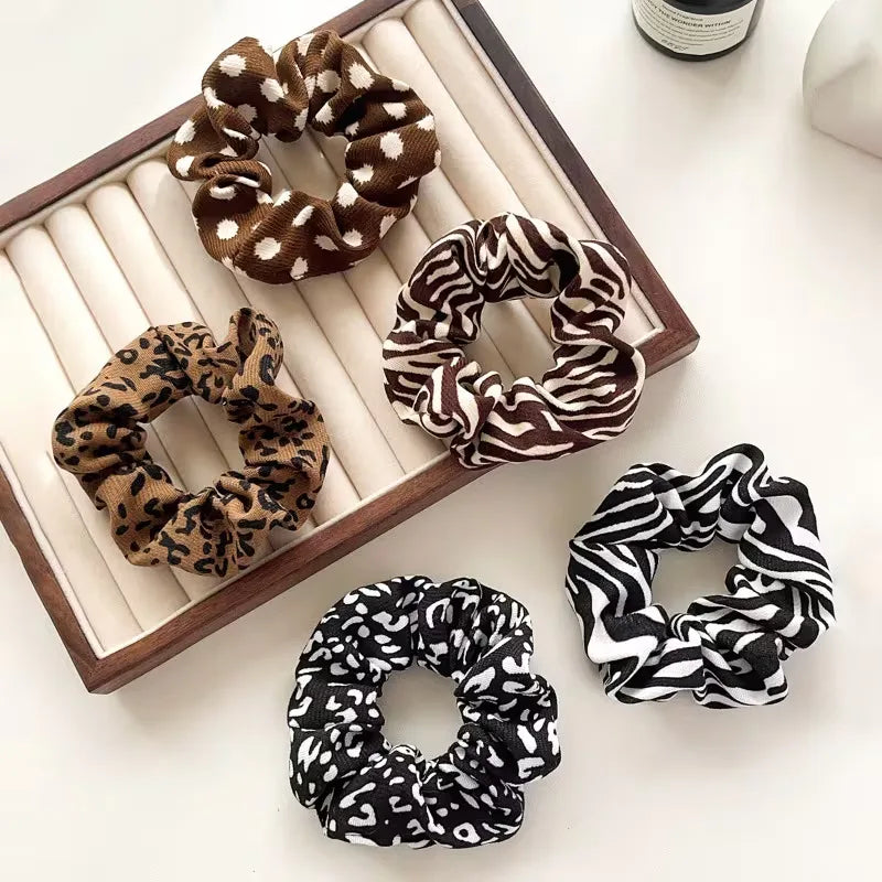 Trendy dames scrunchies met dierenprint, ideaal voor diverse haarstijlen en fashion looks.