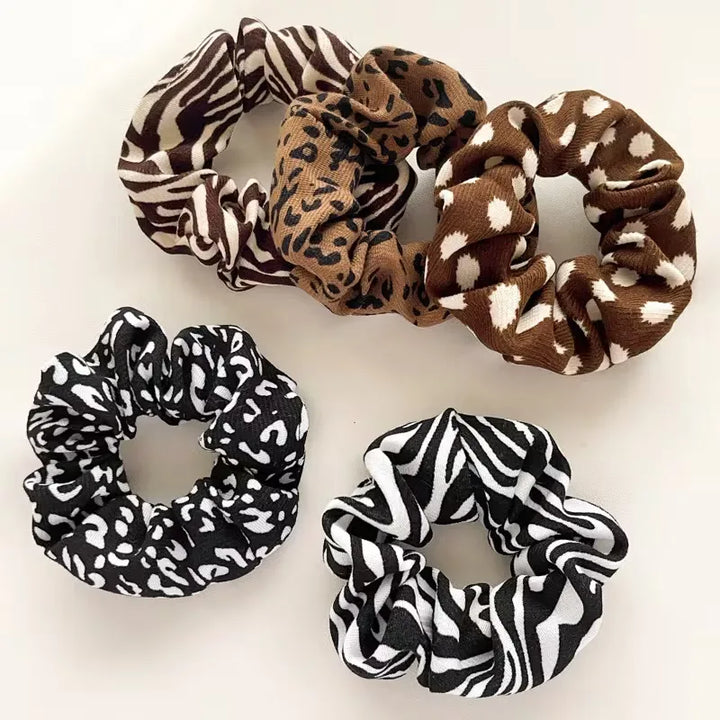 Vijfpack trendy dames scrunchies met unieke dierenprints, must-have haaraccessoires.