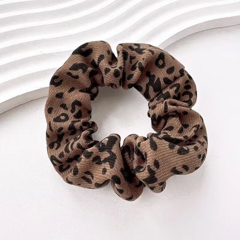 Luipaardprint, zebraprint en andere trendy dierenprint scrunchies voor dames. Elastisch en stijlvol.