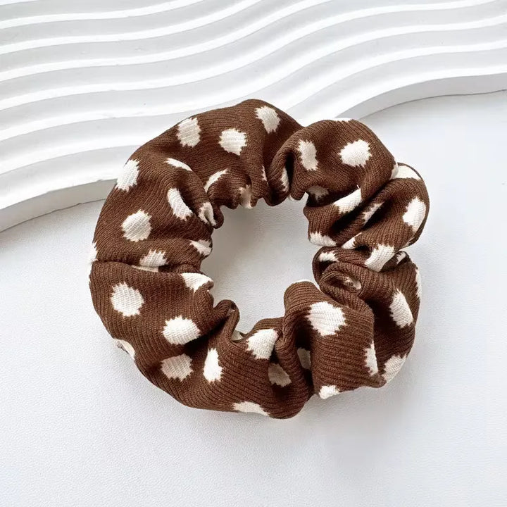 Maak een fashion statement met deze set van 5 trendy dames scrunchies met diverse dierenprints.