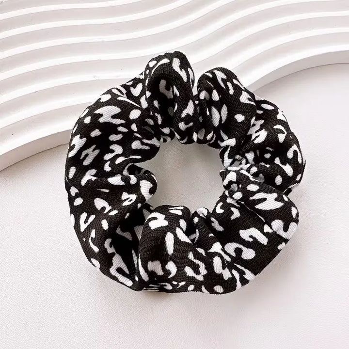 Complete set van 5 trendy dierenprint scrunchies, perfecte haaraccessoires collectie voor dames.