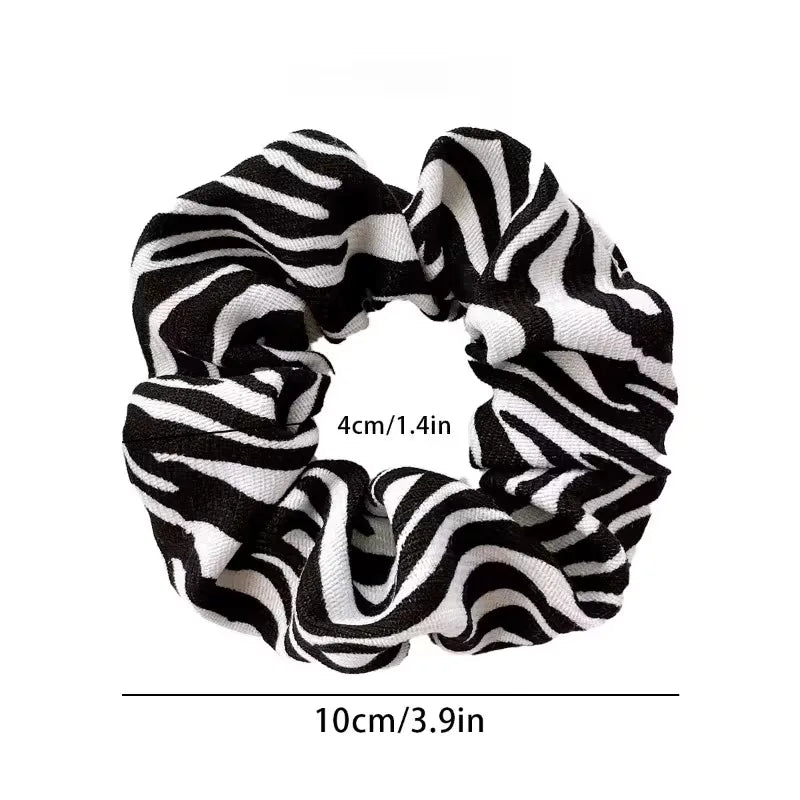 Stijlvolle dames scrunchies set met trendy dierenprints. Ideale haaraccessoire voor elke look.
