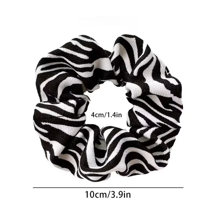 Stijlvolle dames scrunchies set met trendy dierenprints. Ideale haaraccessoire voor elke look.