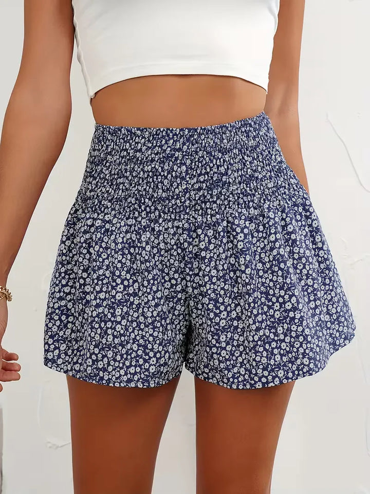 Trendy dames short met hoge taille en botanische bloemprint. Voor de warme dagen.