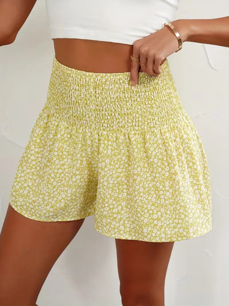 Dames short met unieke bloemenprint, hoge taille en wijde pijpen. Stijlvol en luchtig.