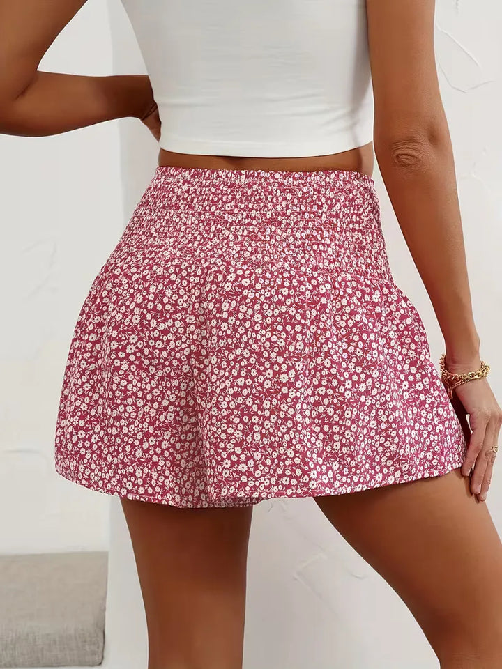 Vakantie-proof dames short met bloemenprint, hoge taille en wijde pijpen.