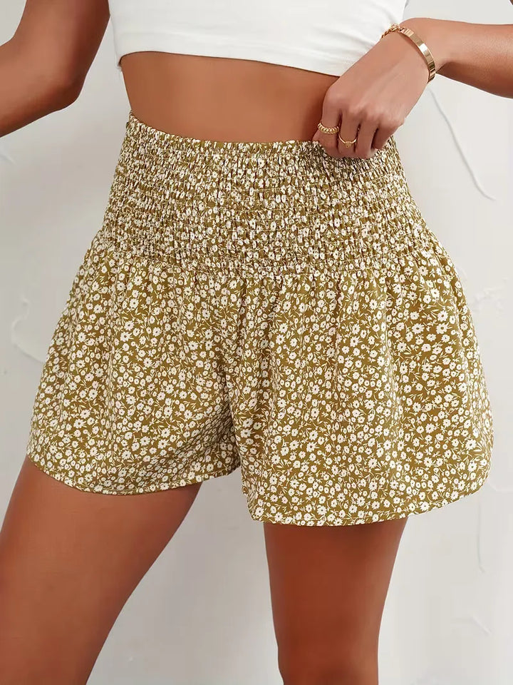 Dames short met vrolijke bloemprint, hoge taille. Ideaal voor strand of stad.