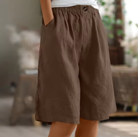 Dames shorts met elastische taille, gestyled met top. Creëer moeiteloos een comfortabele zomeroutfit.
