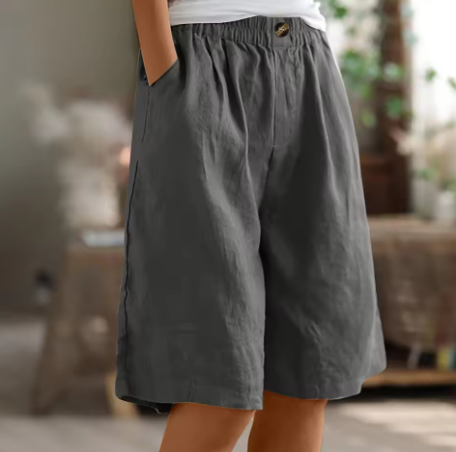 Stijlvolle knielengte dames shorts met elastische taille. Veelzijdig en modieus voor elke zomerdag.