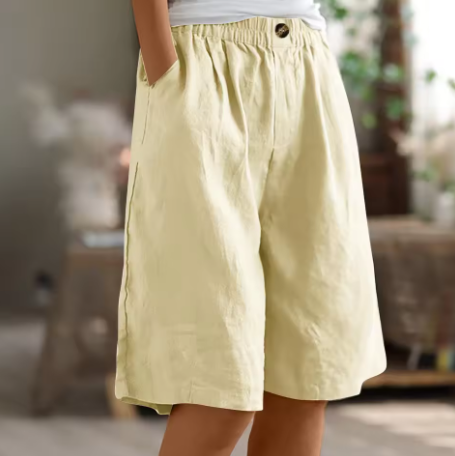 Dames shorts met elastische taille en praktische zijzakken. Relaxed fit, ideaal voor dagelijks comfort.