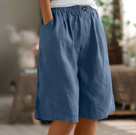 Zomerse dames shorts met elastische taille. Knielengte en comfortabel voor een ontspannen mode-look.