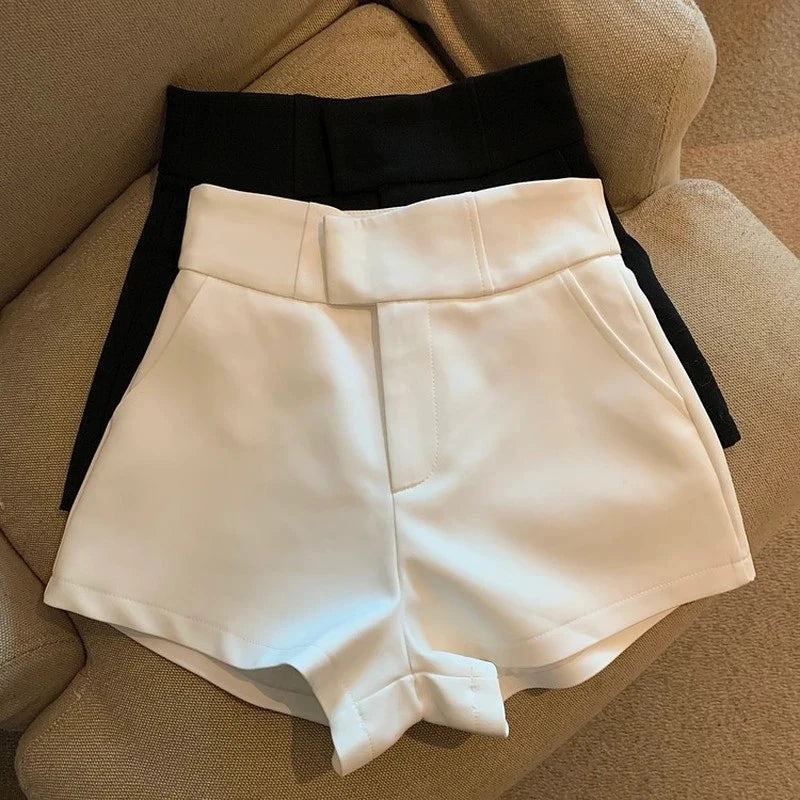 Comfortabele dames korte broek met hoge taille, perfect voor een veelzijdige en casual zomerse mode-outfit.