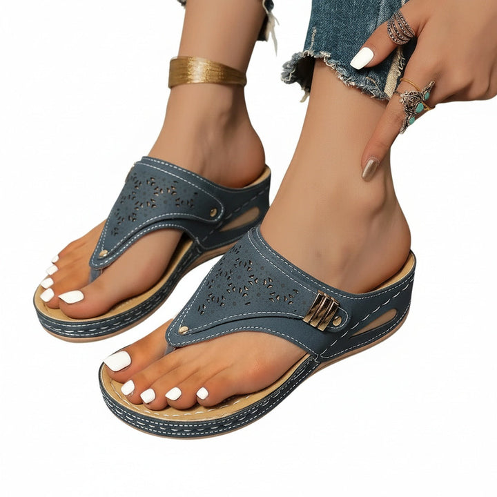Dames sleehaksandalen met chique uitgesneden details, ideaal voor een elegante zomerlook.