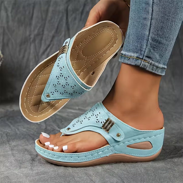 Dames zomersandalen met sleehak, comfort en chique uitgesneden details voor warme dagen.