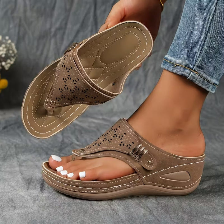 Trendy dames sleehak sandalen met plateauzool en uniek uitgeknipt patroon, ideaal voor zomerse fashion.