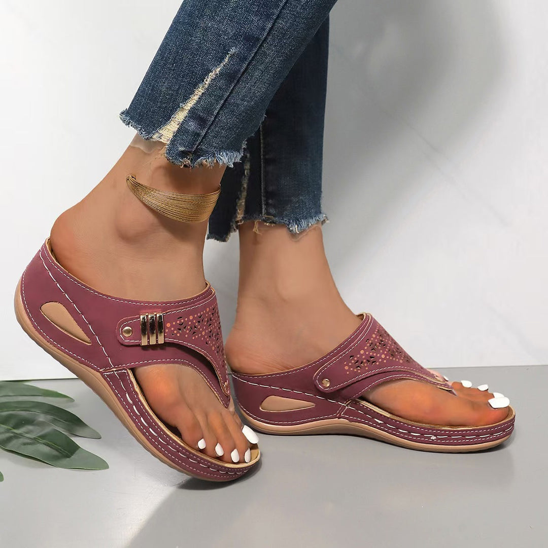 Trendy zomersandalen voor dames met sleehak en unieke, verfijnde uitgesneden details.