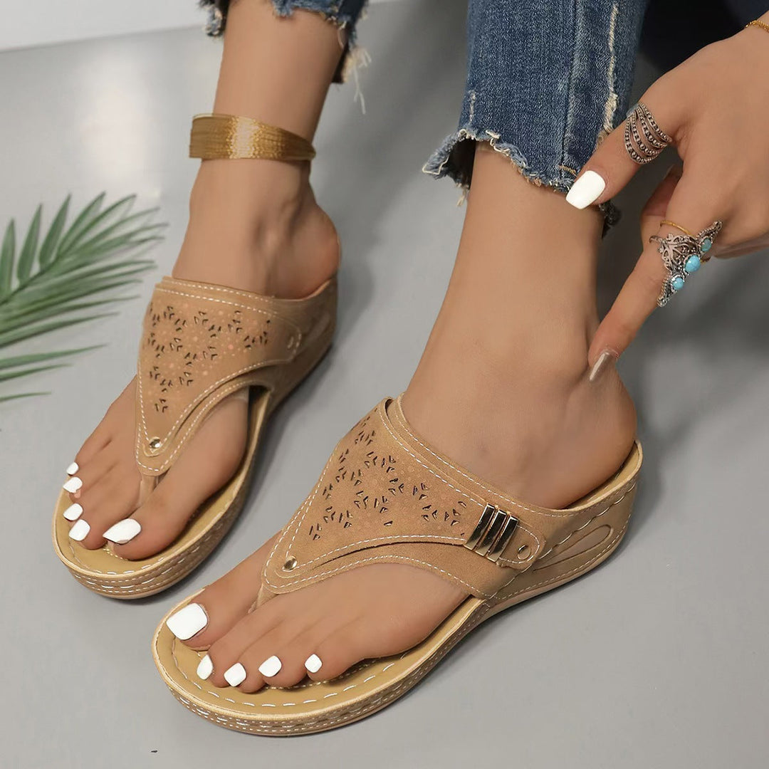 Stijlvolle dames sleehaksandalen met chic uitgeknipt patroon en comfortabele plateauzool.