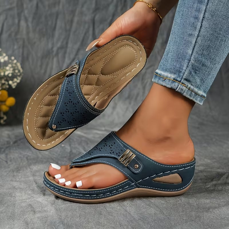 Elegante dames wandelsandalen met sleehak en modieuze, uitgeknipt details voor de zomer.