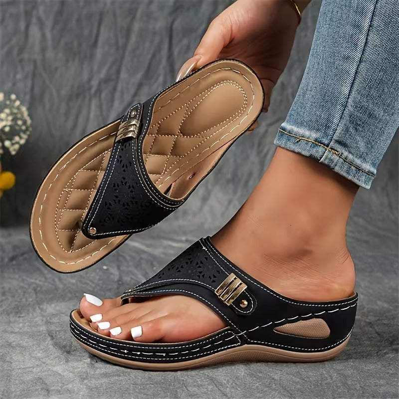 Moderne dames sleehaksandalen met open teen en ingewikkelde, chique uitgesneden patronen.