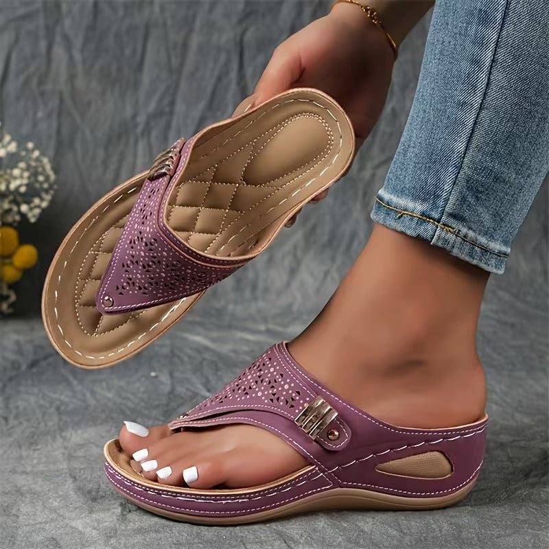 Lichtgewicht dames sleehak sandalen met comfortabele zool en prachtig uitgeknipt design.