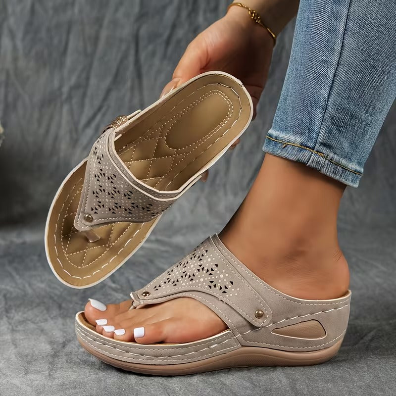 Fashion-forward dames sleehaksandalen met elegant uitgeknipt design, perfect voor elke outfit.