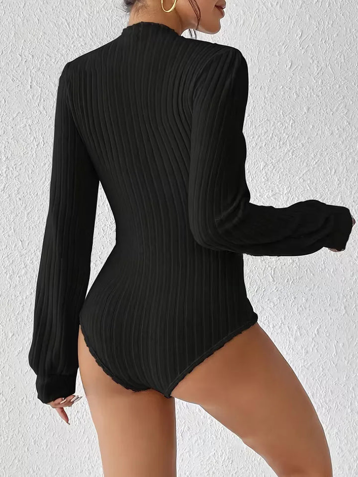 Veelzijdige slim fit bodysuit voor dames, met elegante mock hals en lange mouwen.