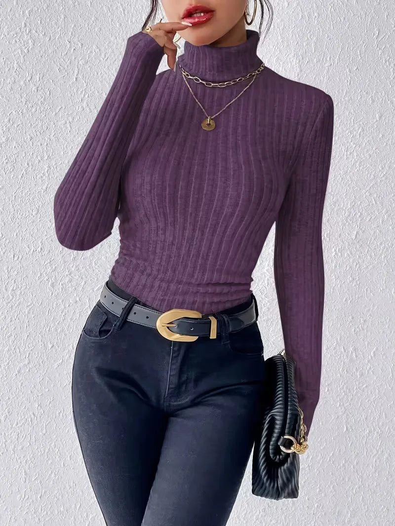 Modieuze herfst/winter dameskleding: slim fit coltrui. Houdt u warm en stijlvol tegelijk.