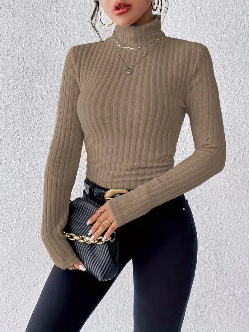 Hoge kwaliteit dames trui, slim fit model, lange mouwen, duurzame mode. Comfortabel en duurzaam.