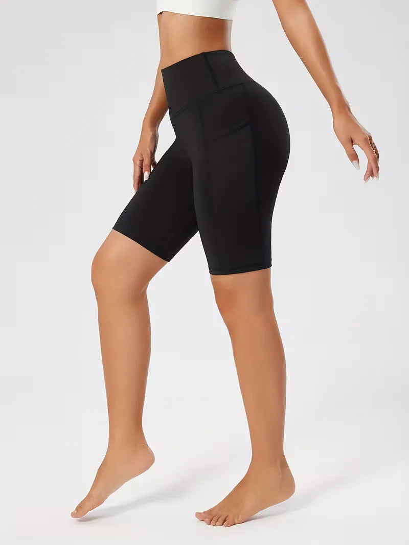Zwarte dames slim-fit high waist shorts met zijzakken, veelzijdig en comfortabel.