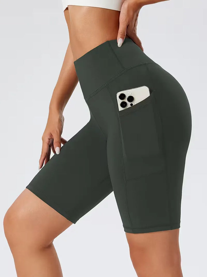 Trendy high waist dames shorts, slim fit, met zakken, voor een moderne look.