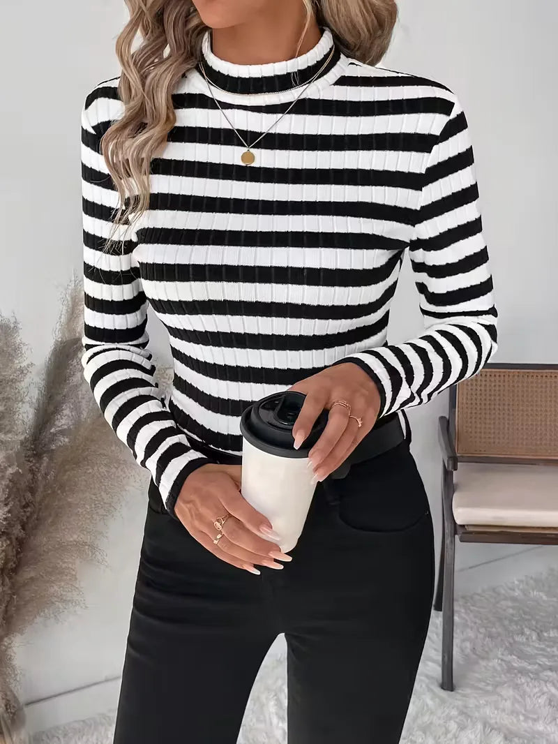 Gestreept dames longsleeve shirt met col en slim fit, ideaal voor een casual of smart-casual outfit.