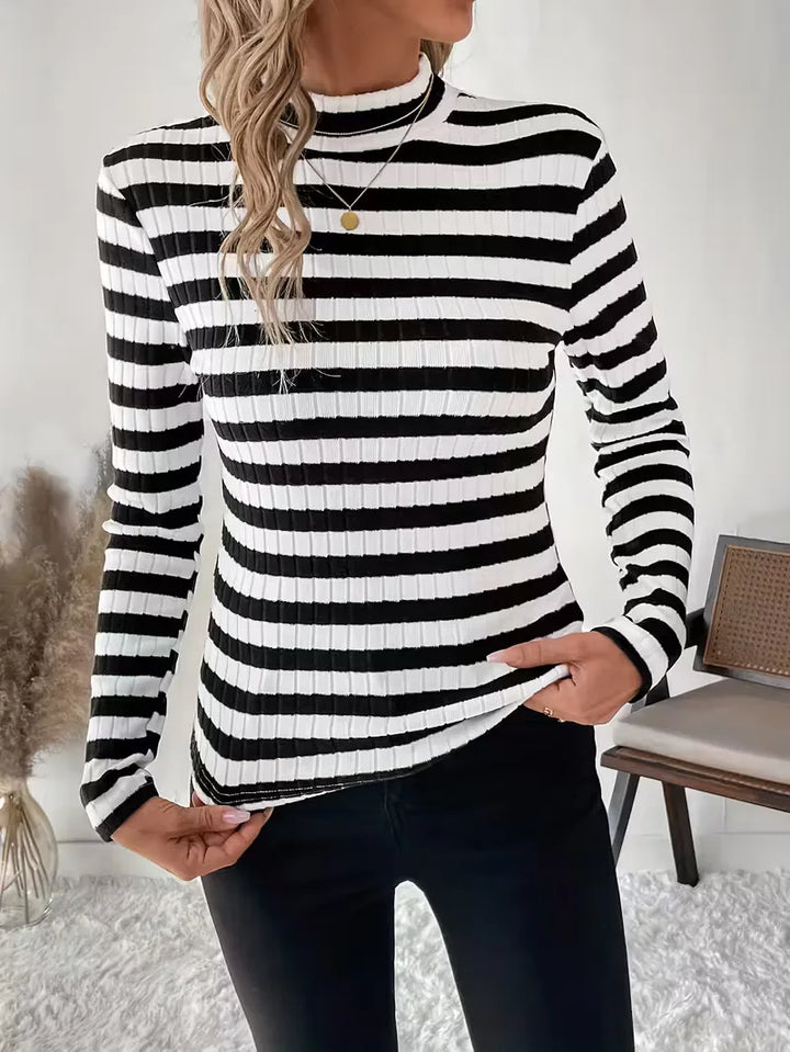 Zwarte dames longsleeve met colhals en slim fit, zachte jersey stof voor een strakke en comfortabele pasvorm.