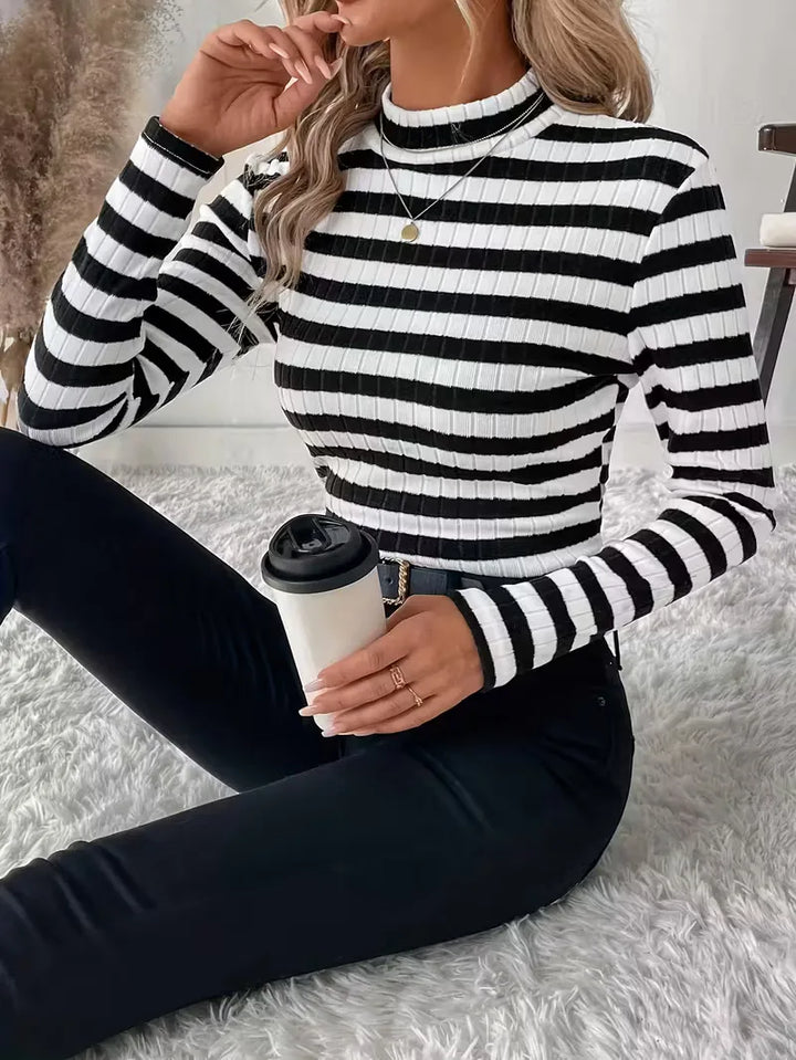 Trendy dames longsleeve met colhals en slim fit, essentiële modieuze top voor gelaagde herfstoutfits.