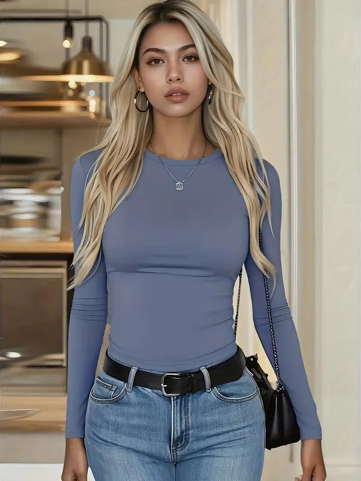 Model draagt een comfortabel slim fit dames T-shirt met lange mouwen, casual look.
