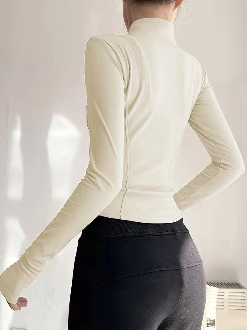 Vooraanzicht dames slim fit trackjacket met duimgaten, sportief design, opstaande kraag.