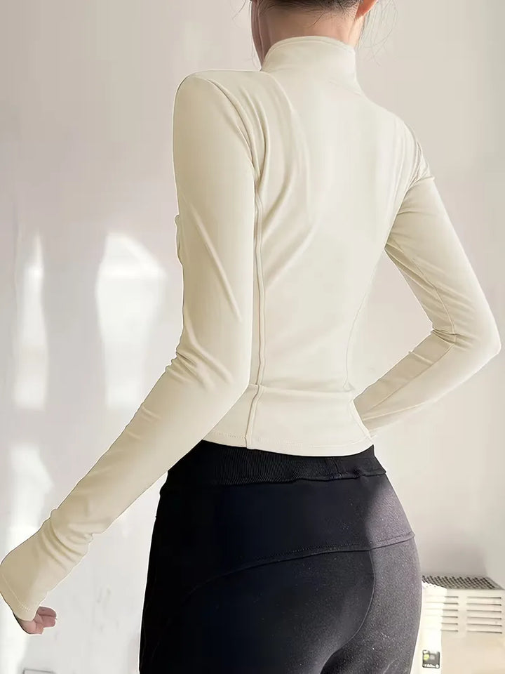 Vooraanzicht dames slim fit trackjacket met duimgaten, sportief design, opstaande kraag.