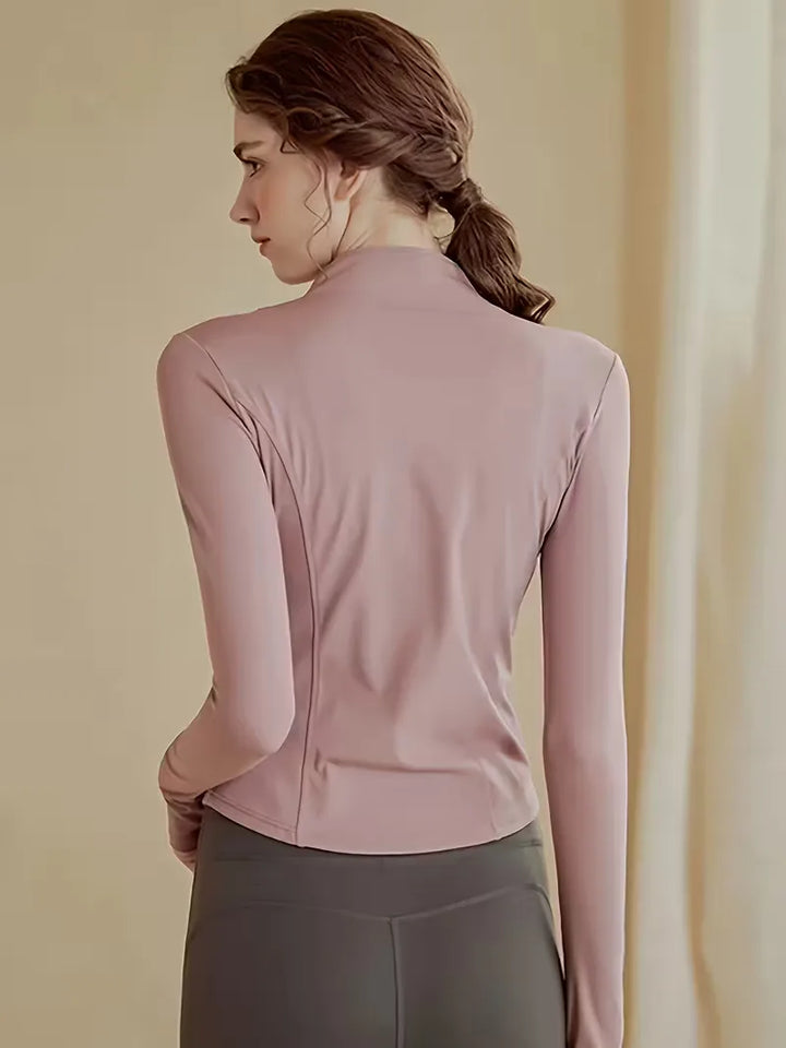 Detail duimgaten op dames slim fit trackjacket, optimale warmte & comfort tijdens sport.