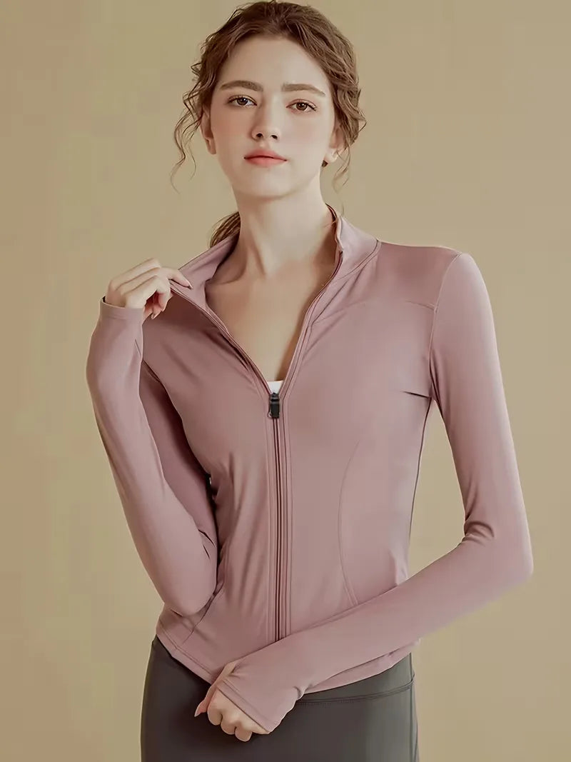 Opstaande kraag van dames slim fit trackjacket, voegt elegantie toe aan sportkleding.