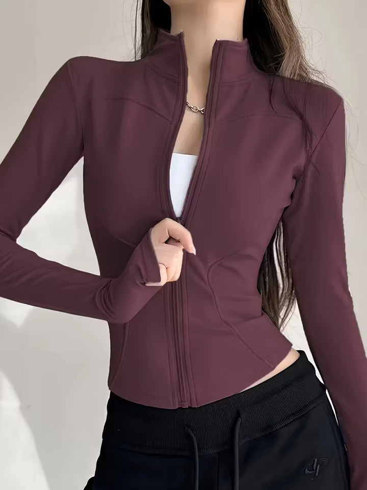 Elegante dames slim fit trackjacket, sportief chic, met praktische duimgaten aan mouwen.