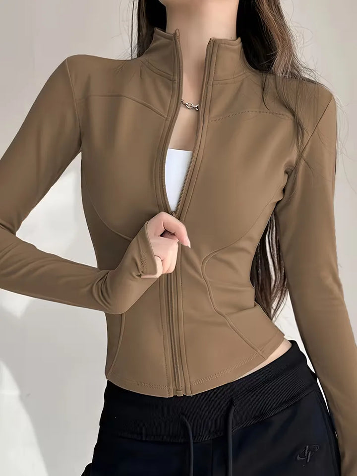 Dames activewear trackjacket slim fit, met duimgaten, voor een dynamische en fitte look.