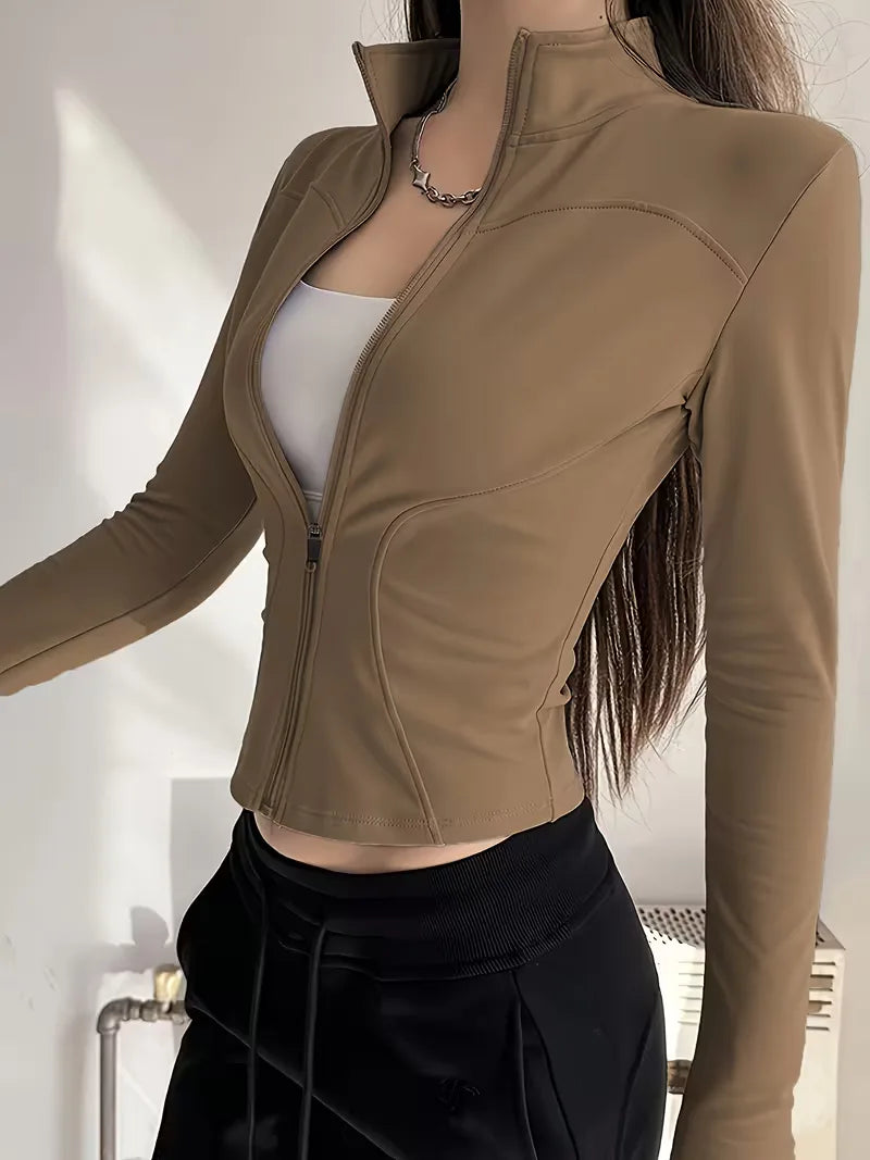 Fitness dames trackjacket slim fit, met duimgaten, zorgt voor comfort tijdens workouts.