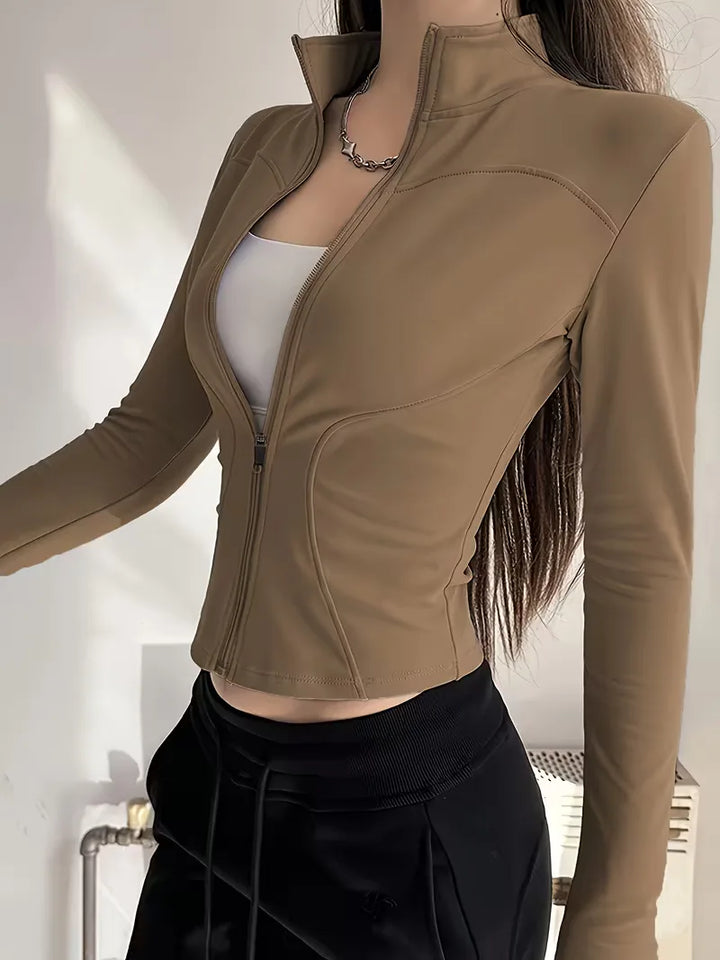 Fitness dames trackjacket slim fit, met duimgaten, zorgt voor comfort tijdens workouts.