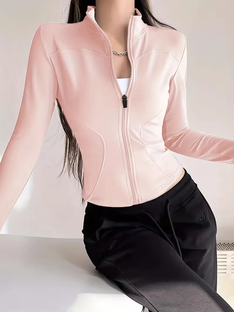Dames trackjacket slim fit, met duimgaten, perfect voor buitenactiviteiten en hardlopen.