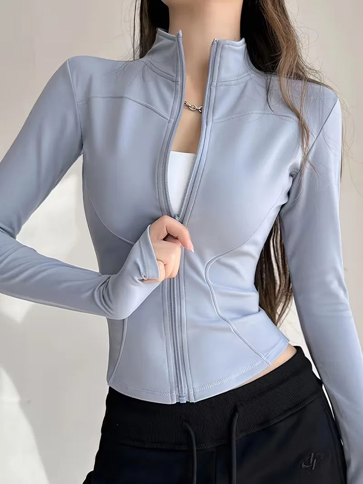 Moderne slim fit dames trackjacket, met opstaande kraag en duimgaten, voor sportkleding.