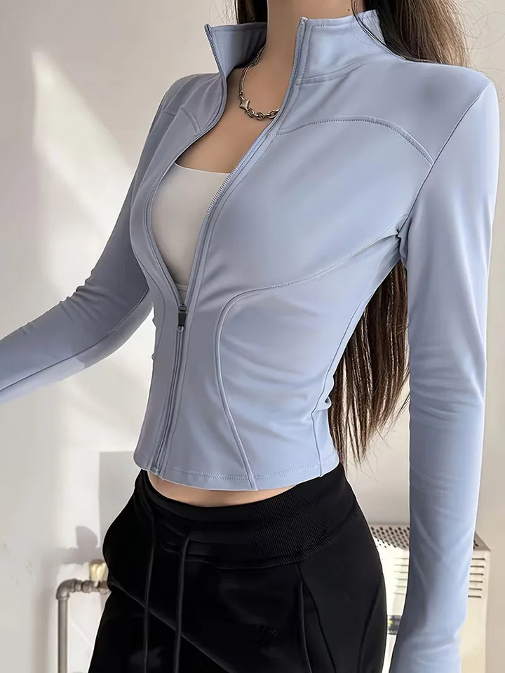 Zwarte dames slim fit track jacket met duimgaten, essentieel voor sportieve outfits.