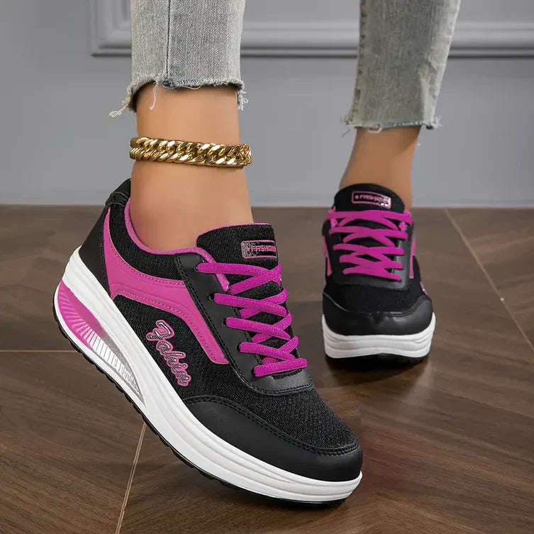 Zwarte dames veterschoenen, orthopedisch en comfortabel, bieden pijnverlichting en betere houding voor actief wandelen.