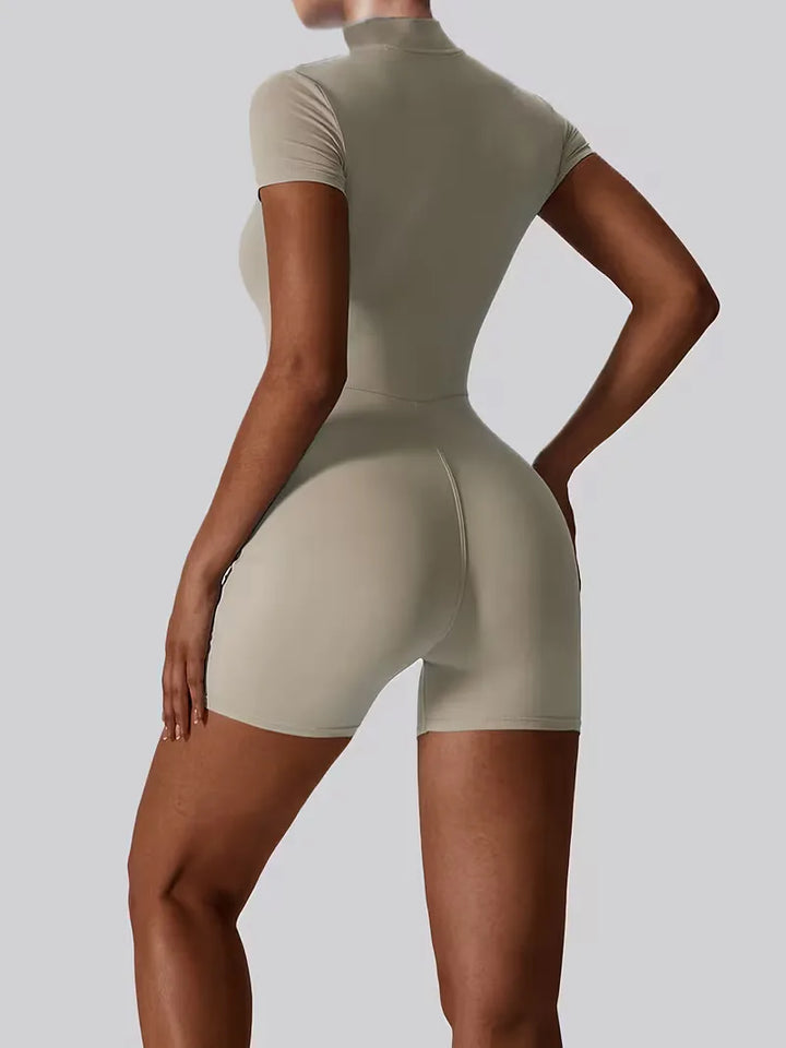 Zwarte dames activewear bodysuit met mock hals voor een strakke look.