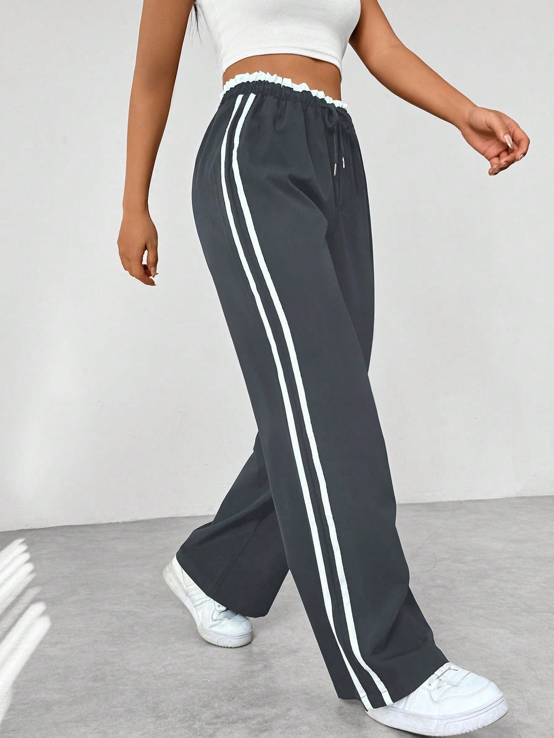 Vrouwen sportieve wide-leg broek met strepen, een stijlvolle keuze voor trendy casual outfits.