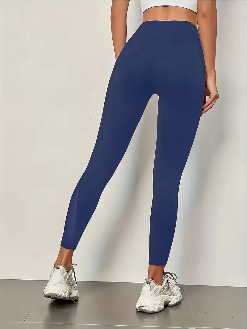 Zwarte dames yoga legging met hoge taille, ademende mesh panelen en zijzakken voor je essentials.